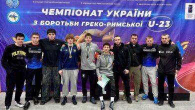 Максут Султанов - в центрі, з грамотою Чемпіона